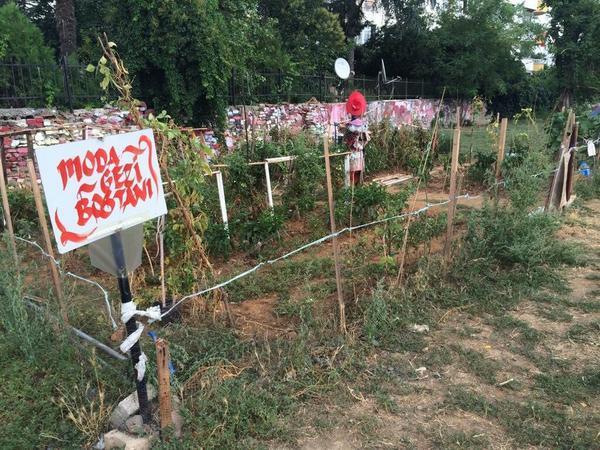 Locals of Istanbul neighborhood take action against parking lot project