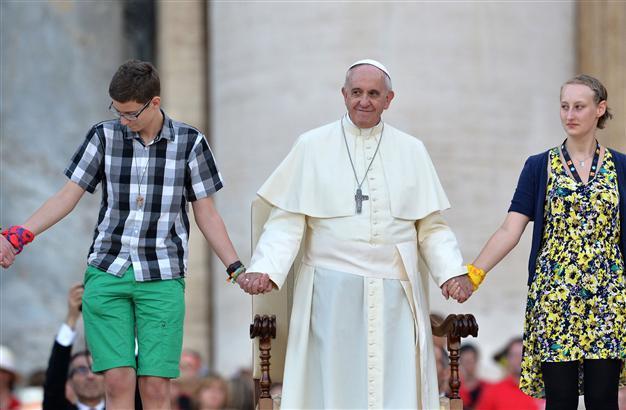 Pope urges young people not to waste time on Internet and smartphones