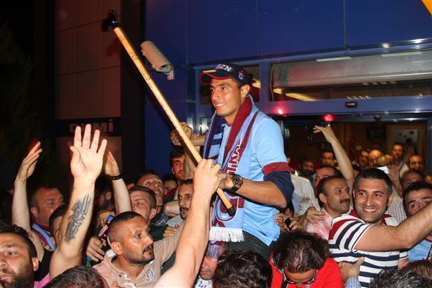 Turkey’s Trabzonspor lands blockbuster signing Oscar Cardozo