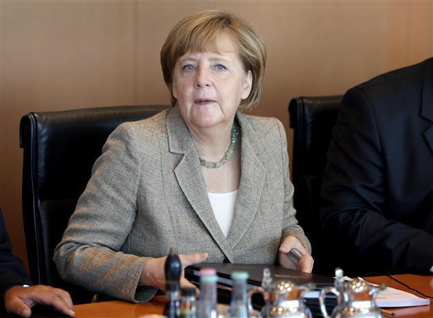 Merkel warns against cutting ties with Putin over Ukraine