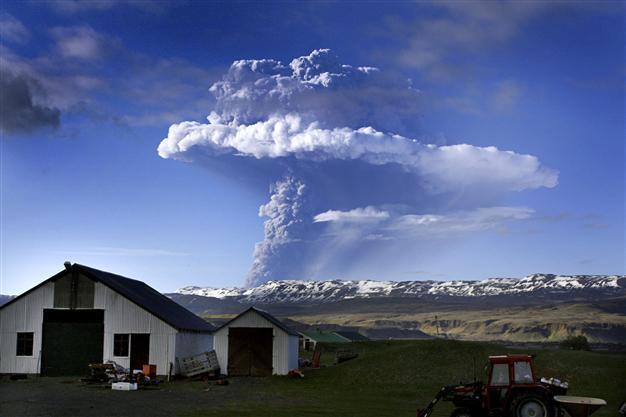 Strong earthquakes shake Icelandic volcano on red alert