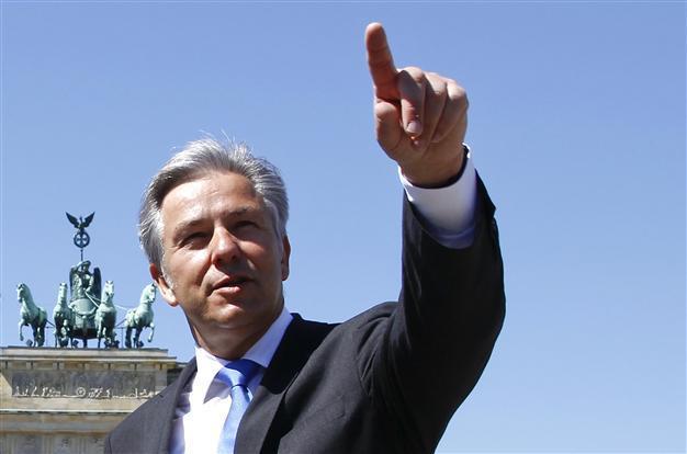 Mayor of poor but sexy Berlin announces early exit
