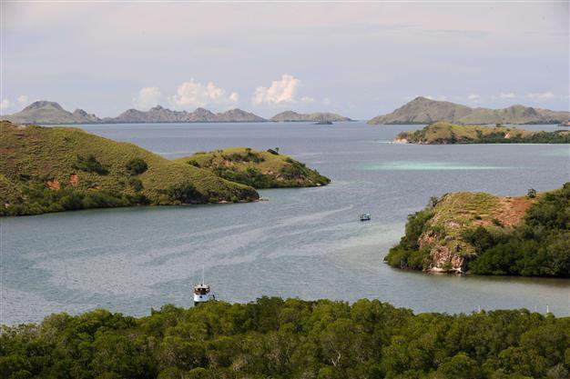 Thirteen rescued two days after Indonesia tourist boat sinks
