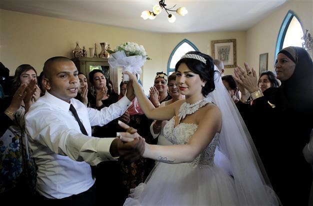 Israeli wedding of Jew, Muslim draws protesters amid war tensions