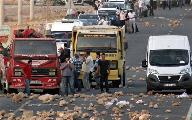 VIDEO: Farmers block highway in southeastern Turkey to protest power cuts