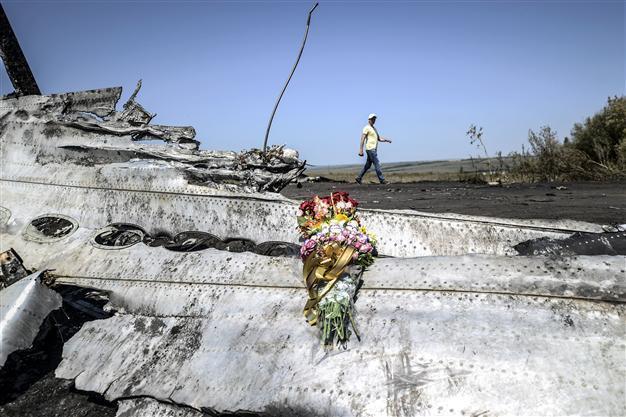 Flight MH17 hit by numerous objects: report