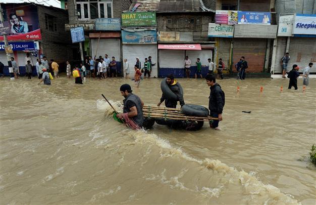 India-Pakistan flood toll hits 400, thousands still stranded