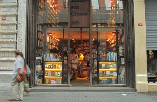 Beyoğlu’s iconic bookstore forced to relocate, as volunteers pass books from hand to hand