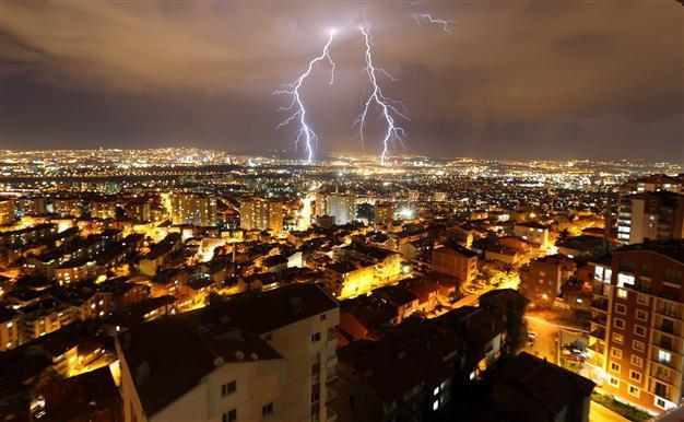 Feel of tropics coming to town: Ankara thunderstruck overnight