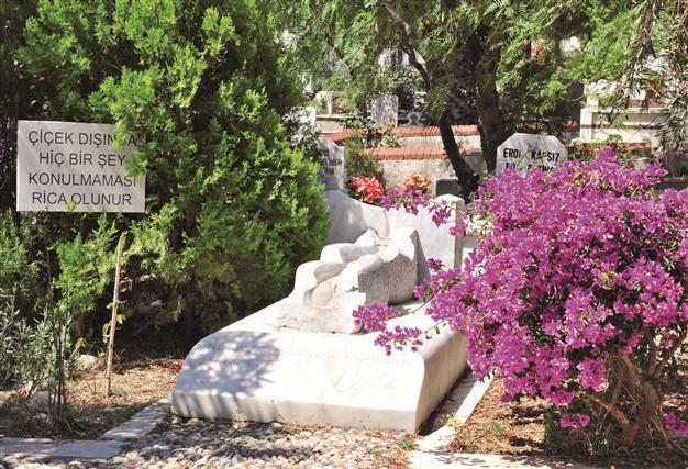Late poet Can Yücel’s tomb to be finally renovated