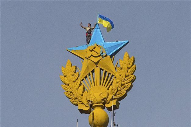 Ukraine flag unfurled on top of Moscow skyscraper