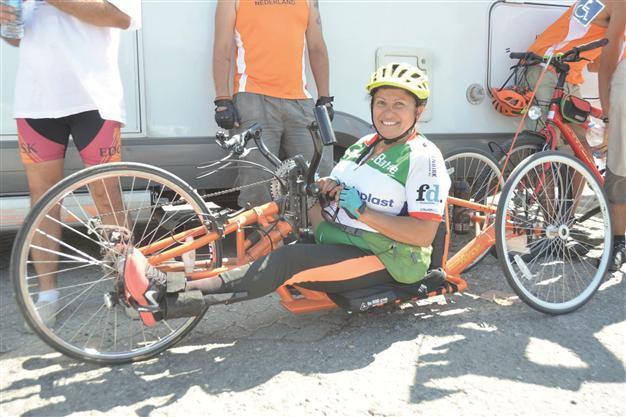 Müjde pedals with hands from Holland to Turkey