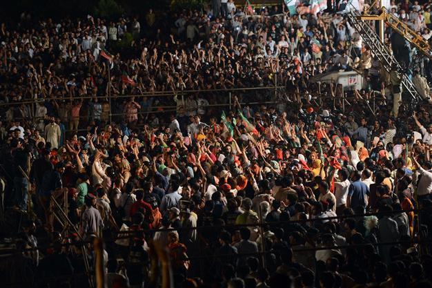Pakistan begins talks to end protest crisis