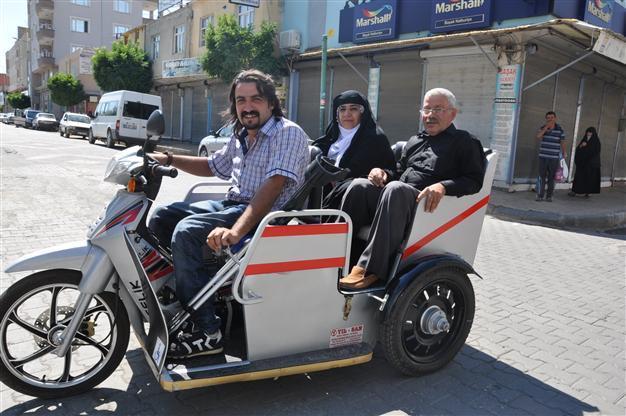 Man drives disabled people to hospital for free in southeast Turkey