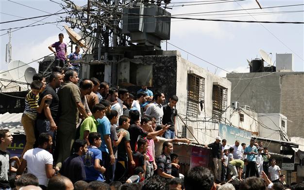 Hamas gunmen execute 18 collaborators in Gaza, Israel pursues air strikes