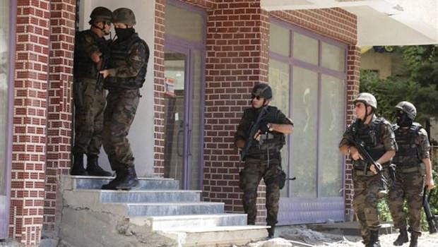 Gunfight between police and drug gang leaves one dead, four injured