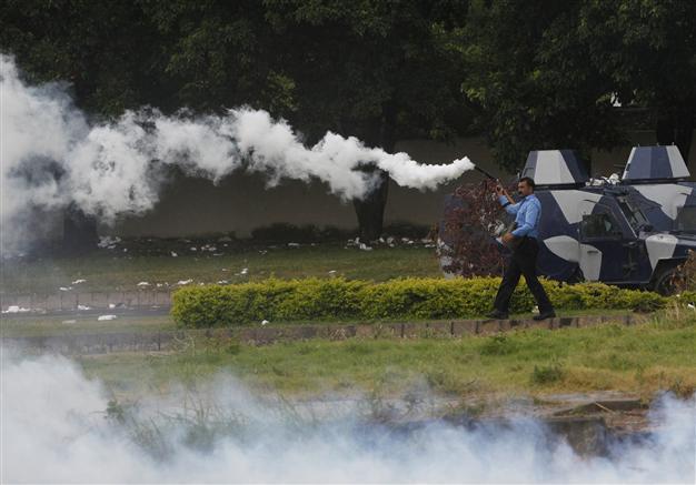 Pakistani protesters push closer to PM house, force TV off the air