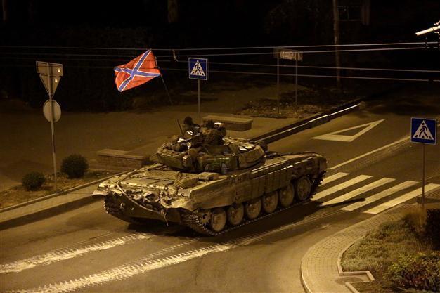 Ukrainian soldiers battling Russian tanks at Lugansk: Army