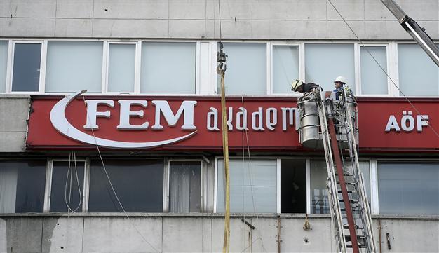 Municipal police removes Gülenist prep school’s signboards