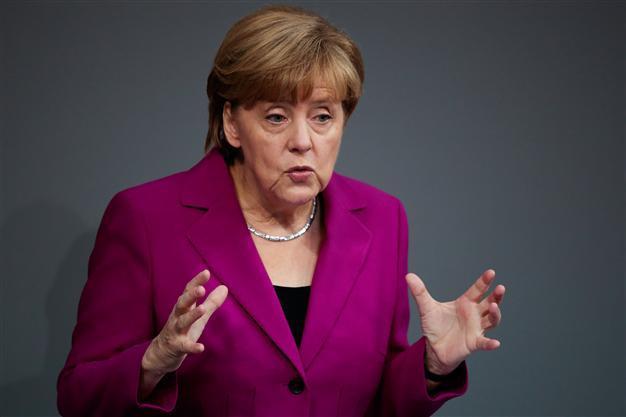 Merkel signals leeway on EU budget rules, insists on Juncker