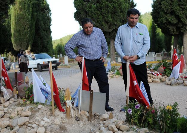 Chilean miners visit Soma mine victims’ graves