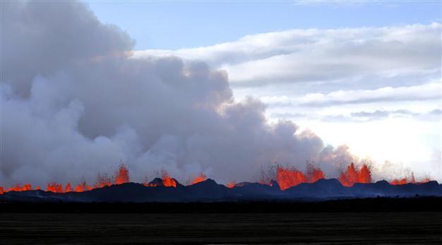 Earthquake shakes Iceland volcano, still no ash