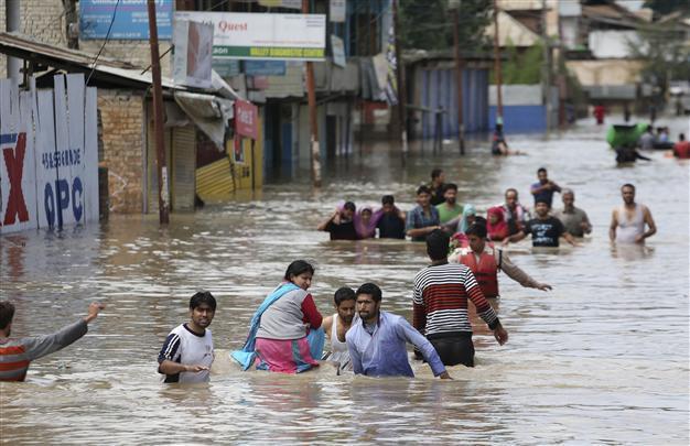 Deadly floods hit Indian Kashmirs Srinagar