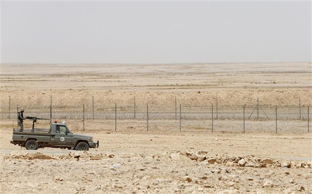 Saudi Arabia builds northern border fence against infiltrators