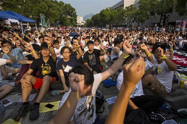 Thousands of Hong Kong students kick off class boycott