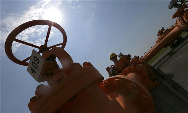 Hungary halts gas sale to Ukraine on Russia fears