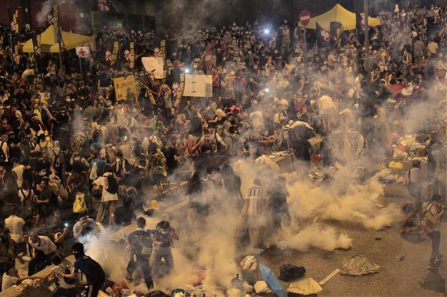 Police resorts to tear gas to break up Hong Kong democracy protesters