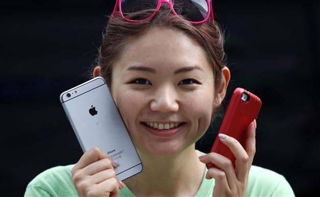 Apple sees record demand for new iPhones
