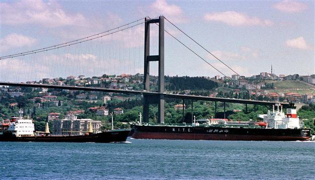 Record number of ships sail through Bosphorus in 2014