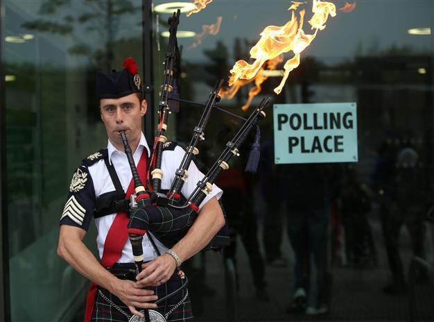 Crowds flock to Scotlands crucial referendum