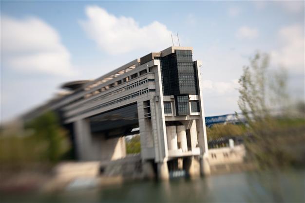 French public debt over 2.0 trillion euros for first time