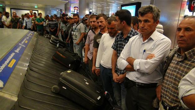 Turkish workers evacuate Libya after clashes