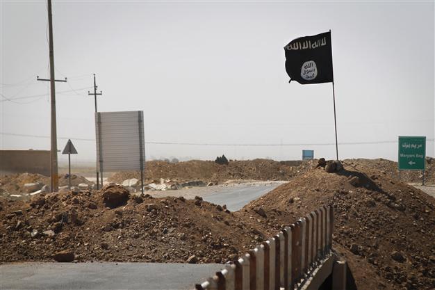 ISIL fighters near Turkish border, despite US air strikes