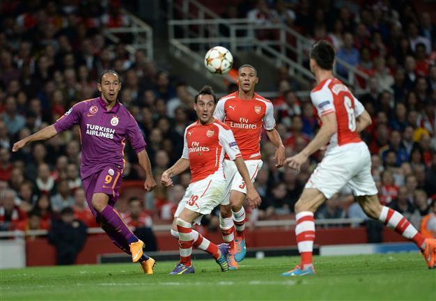 Arsenal demolishes Galatasaray with Welbeck treble