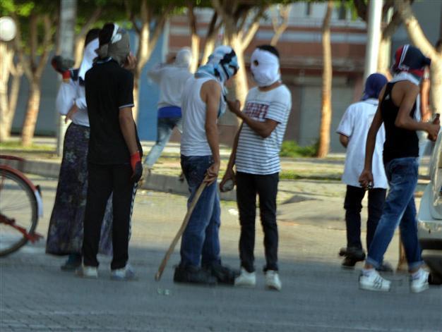 Skirted male protester raises eyebrows in Turkey