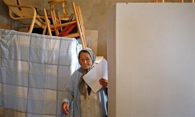 Bosnians vote amid ethnic splits, economic concerns