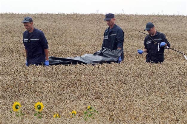 Bodies moved from MH17 site as world demands probe