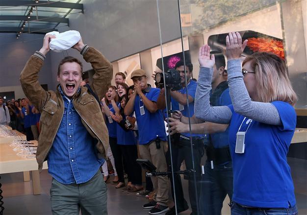 Record iPhone weekend sales top 10 million: Apple