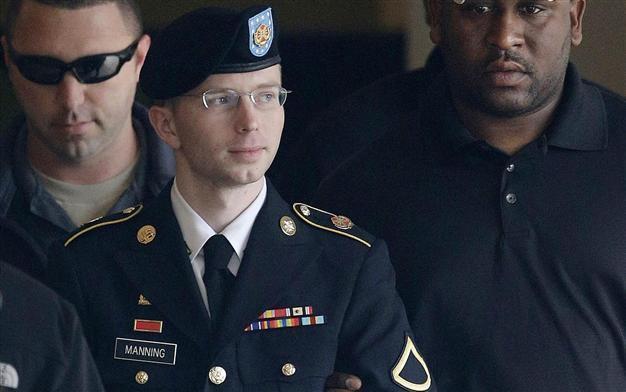Manning sues US Defense Department for gender treatment