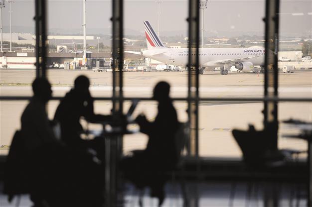 Low-cost airlines cause tumult for big carriers