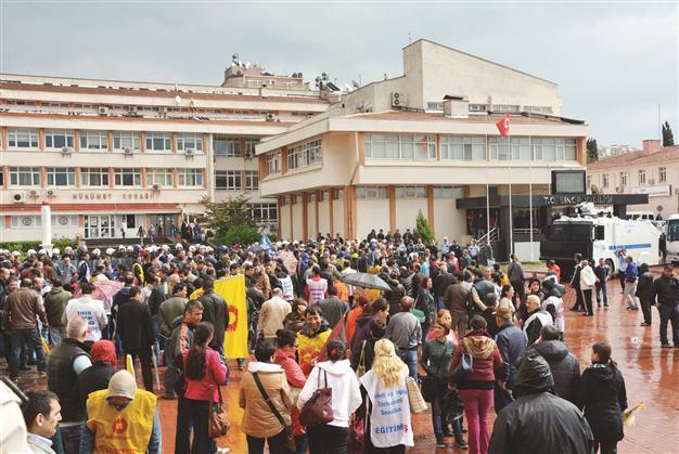 Teachers strike against gov’t education policies