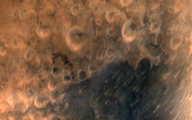 Indias spacecraft beams back first Mars photos