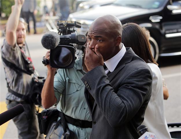 Prosecutors want NFLs Peterson arrested on alleged bond violation