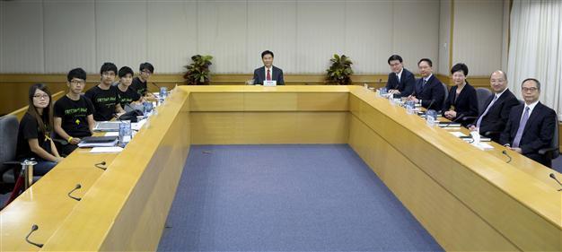 Hong Kong government, democracy protest leaders begin talks