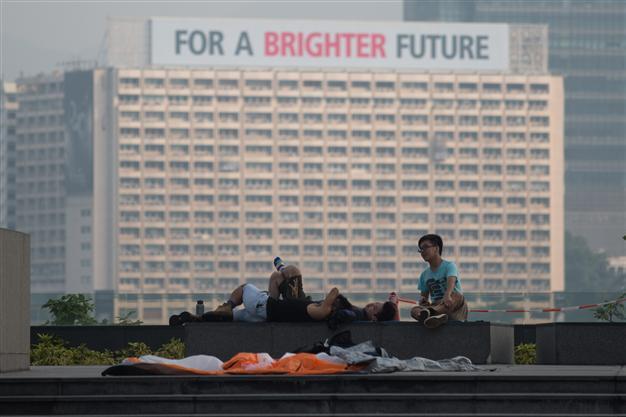 Protesters to lift Hong Kong government blockade, vow to stay in Central