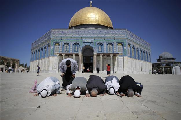 Gazans make rare Eid visit to Jerusalems Al-Aqsa